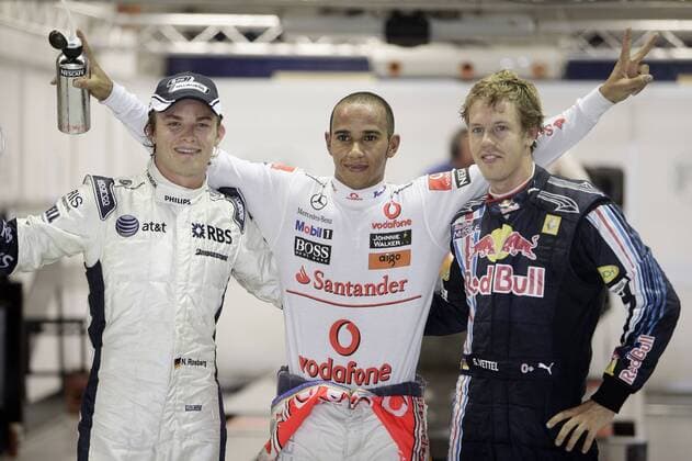 Lewis Hamilton (England, McLaren Mercedes Mitte) gewinnt das Qualifying zum GP von Singapur vor Nico Rosberg (GER, Williams li.), Sebastian Vettel (GER, Red Bull), xHOCHxZWEIx xMichaelxKunkelxo0 Mc Laren, RedBull, Jubel, Freude, Aufmacher