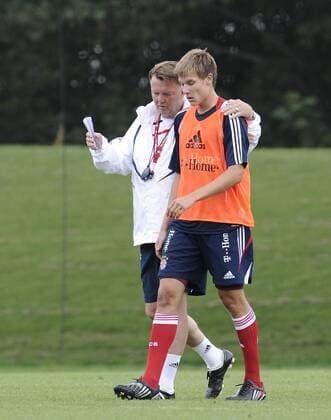 Trainer Louis van Gaal (li.) und Holger Badstuber (beide Bayern) Fußball 1. BL Herren Saison 2009 2010, FC Bayern München, Training, Trainingslager Gruppe Donaueschingen