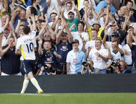 Tottenham s Robbie Keane celebrates his fourth goal -- Barclays Premier League Tottenham Hotspur v Burnley 26th September, 2009 EDITORIAL USE ONLY. No use with unauthorised audio, video, data, fixture lists, club league logos or live services. Online in-match use limited to 120 images, no video emulation. No use in betting, games or single club league player publications. o0 Jubel Freude Fan Zuschauer Interaktion