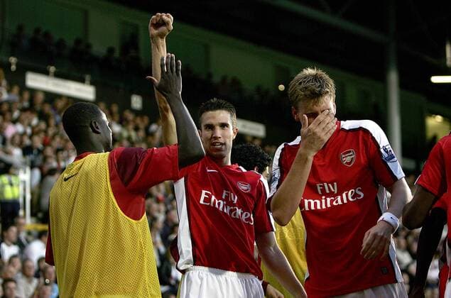 Robin van Persie of Arsenal (C) celebrates scoring his side s winning goal -- Barclays Premier League Fulham v Arsenal 26th September, 2009 EDITORIAL USE ONLY. No use with unauthorised audio, video, data, fixture lists, club league logos or live services. Online in-match use limited to 120 images, no video emulation. No use in betting, games or single club league player publications. o0 Jubel Freude FC