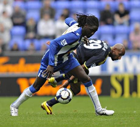 Wigan s Mario Melchiot (L) keeps Chelsea s Nicolas Anelka at bay. EDITORIAL USE ONLY. No use with unauthorised audio, video, data, fixture lists, club league logos or live services. Online in-match use limited to 120 images, no video emulation. No use in betting, games or single club league player publications. o0 Athletic - FC