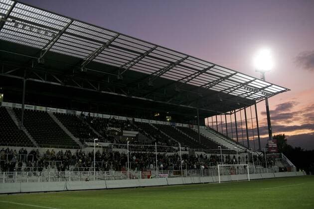 Fußball, Stadiongeschichte FC St. Pauli Die Südtribüne des Stadions am Millerntor in der Abenddämmerung o0 Amateure, Amat, A, II, U23, U 23 Stadion Millerntorstadion, Totale, Sportstätte Publikum o00 Hamburg