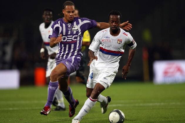 Sidney Govou (Olympique Lyonnais OL, re.) und Daniel Congre (FC Toulouse) - EddyLEMAISTRE 