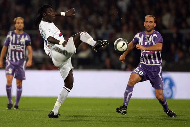 Bafetimbi Gomis (Olympique Lyonnais OL, li.) und Mathieu Berson (FC Toulouse) - EddyLEMAISTRE 