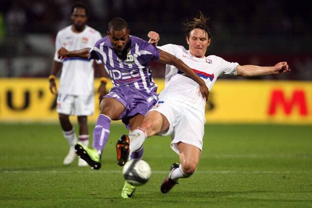 Kim Kallstrom (Olympique Lyonnais OL, re.) und Xavier Pentecote (FC Toulouse) - EddyLEMAISTRE 