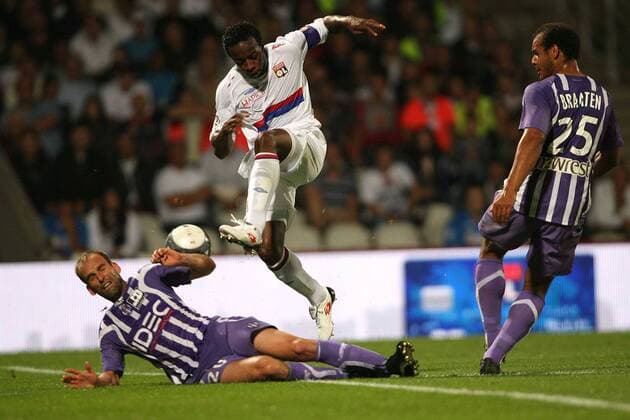 Sidney Govou (Olympique Lyonnais OL, Mitte) und Mathieu Berson (FC Toulouse, li.) - EddyLEMAISTRE 