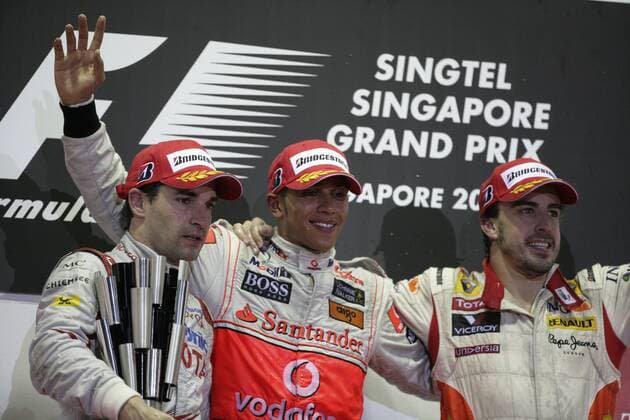 Siegerehrung in Singapur V.li. Timo Glock (GER, Toyota), Sieger Lewis Hamilton (GBR, McLaren Mercedes), Fernando Alonso (ESP, Renault), xHOCHxZWEIx xMichaelxKunkelx  o0 Sieg, Sieger Jubel Freude o00 F