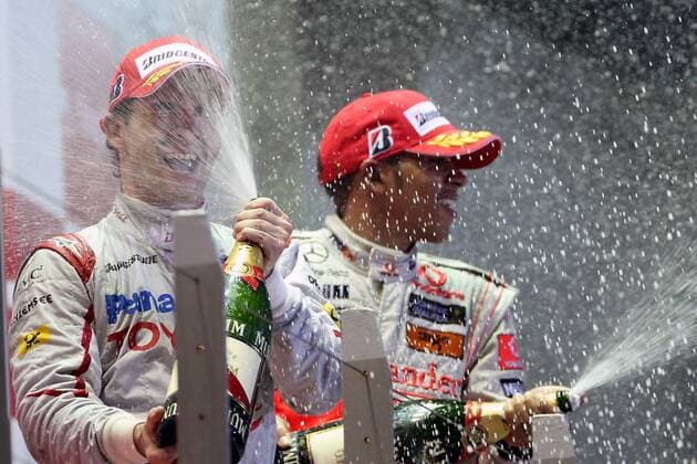 Timo Glock (Deutschland Toyota, li.) und Sieger Lewis Hamilton (England McLaren Mercedes) -  - ZUMAorl o0 Sieg, Siegerehrung Jubel, Freude Sekt, Sektdusche, Champagner, Champagnerdusche