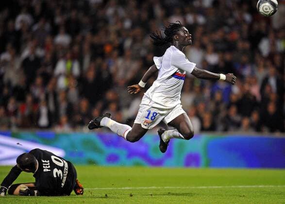 Bafetimbi Gomis (Olympique Lyon, R) gegen Yohann Pele (FC Toulouse) - PanxCastano - 