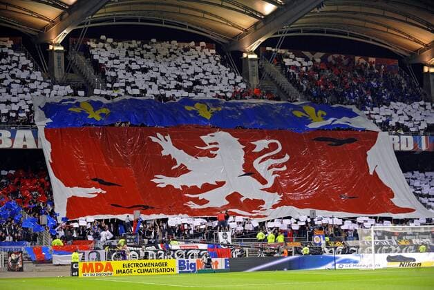 Fanchoreografie Olympique Lyon - PanxCastano -  o0 Totale, Fan, Zuschauer, Choreografie, Logo, Emblem, Vereinslogo, Vereinsemblem