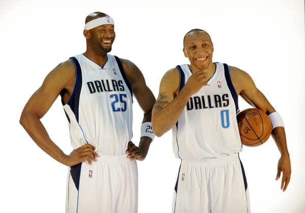 Dallas Mavericks center Erick Dampier (l.) and Dallas Mavericks forward Shawn Marion joke around during a photo shoot - - ZUMAcp2
