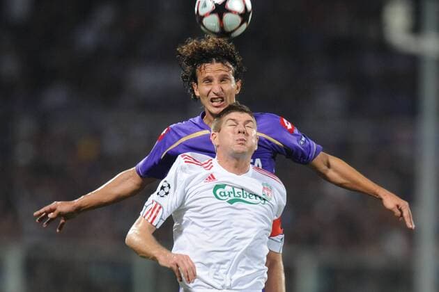 Gianluca Comotto (AC Florenz, li.) gegen Steven Gerrard (Liverpool) -  o0 ACF Fiorentina - Liverpool FC