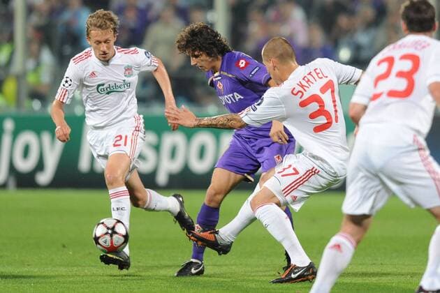 Stevan Jovetic (AC Florenz, Mitte) gegen Martin Skrtel (Liverpool, 2.v.re.) -  o0 ACF Fiorentina - Liverpool FC