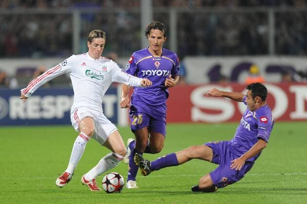 Fernando Torres (Liverpool, li.) gegen Marco Marchionni (AC Florenz) -  o0 ACF Fiorentina - Liverpool FC