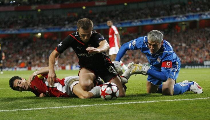 Arsenal s Cesc Fabregas (l.) tussles with Olympiakos Avraam Papadopolous (C) and goalkeeper Antonis Nikopolidis - EDITORIAL USE ONLY. No use with unauthorised audio, video, data, fixture lists, club league logos or live services. Online in-match use limited to 120 images, no video emulation. No use in betting, games or single club league player publications. o0 Arsenal FC London - Olympiakos Piräus, Kampf