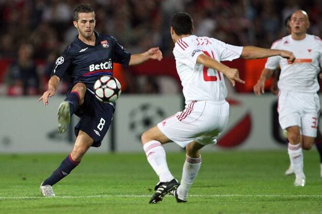 Miralem Pjanic (Lyon, li.) gegen Marcell Fodor (Debrecen) - EddyLEMAISTRE  o0 Debreceni VSC - Olympique Lyonnais, DVSC, OL