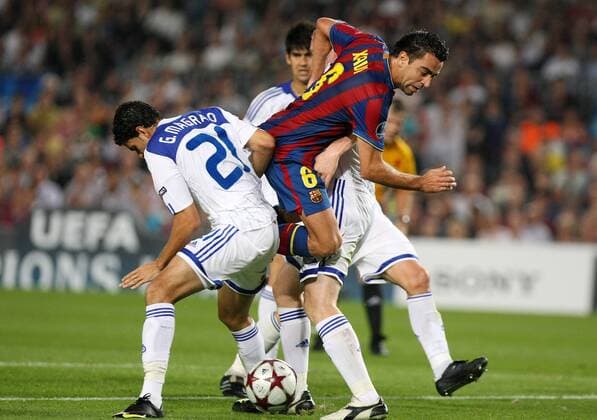FC Barcelona s Xavi Hernandez (r.) during the UEFA Champions League match against Dinamo Kiev -  (200908298209) o0 EC 1 Barca
