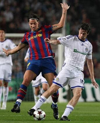 Dinamo Kiev s Artem Milevskiy (r) and FC Barcelona s Zlatan Ibrahimovic during the UEFA Champions League match -  (200908298198) o0 EC 1 Barca