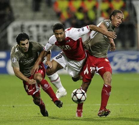 Moussa Dembele (AZ Alkmaar, Mitte) gegen Ricardo Rocha (li.) und Axel Witsel (beide Standard Lüttich) - 