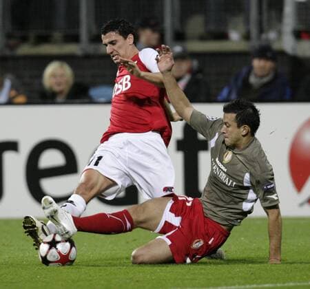 Maarten Martens (AZ Alkmaar, li.) gegen Marcos Camozzato (Standard Lüttich) - 