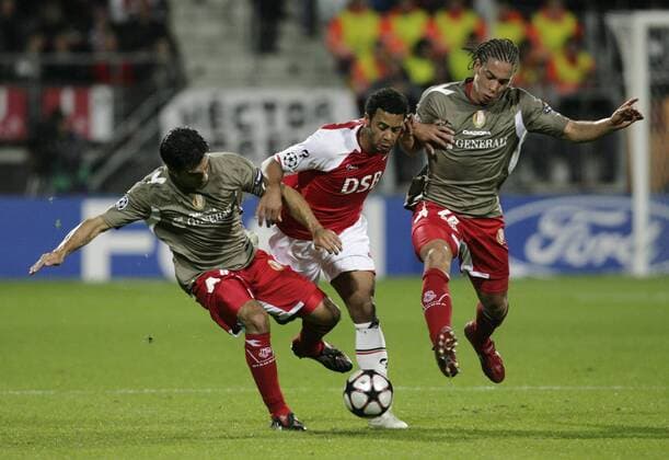 Moussa Dembele (AZ Alkmaar, Mitte) gegen Ricardo Rocha (li.) und Axel Witsel (beide Standard Lüttich) - 