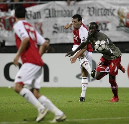 Mounir El Hamdaoui (AZ Alkmaar, li.) gegen Eliaquim Mangala (Standard Lüttich) - 
