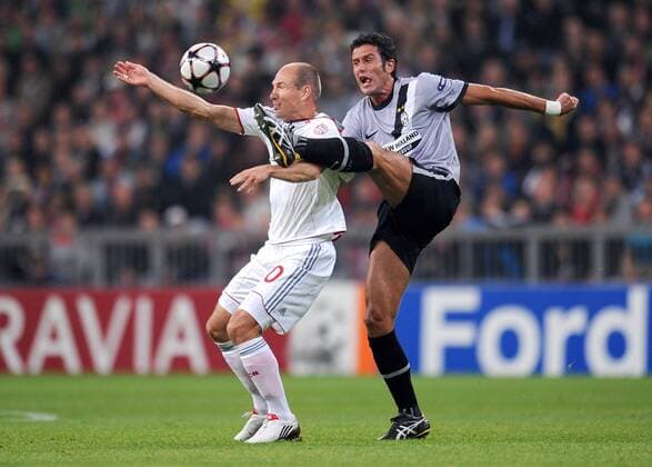 FC Bayern München - Juventus Turin - Arjen Robben (li, FCB) gegen Fabio Grosso (re, Juve) 