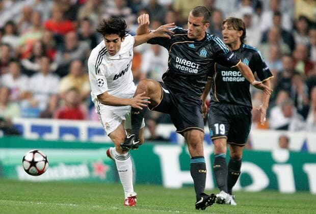 Real Madrid s Kaka (l.) against Olympique de Marseille s Benoit Cheyrou during UEFA Champions League match -  (13932) o0 OM