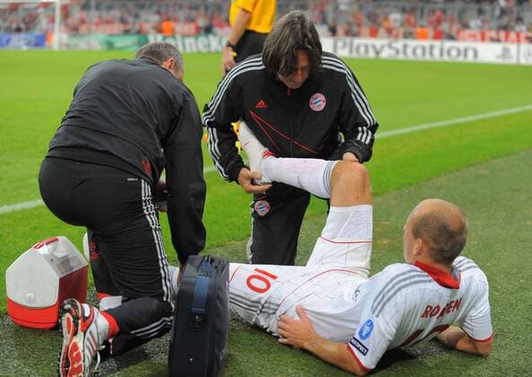 FC Bayern München - Arjen Robben re.) verletzt, Mannschaftsarzt Dr. Müller Wohlfahrt (Mitte) behandelt o0 Betreuer Arzt
