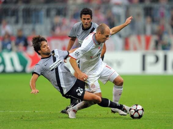 FC Bayern München - Juventus Turin - Arjen Robben (FCB, re.) wird von Diego (Juve) gefoult