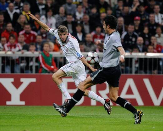 FC Bayern München - Juventus Turin - Thomas Müller (li, FCB) gegen Fabio Grosso (Juve) 