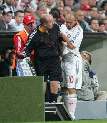 FC Bayern München: Arjen Robben (re.) geht verletzt vom Platz, wird von Vierten Offiziellen Lee Mason behindert o00 kurios premiumd