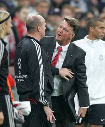 Trainer Louis van Gaal (FC Bayern München) beschwert sich bei Vierten Offiziellen Lee Mason premiumd