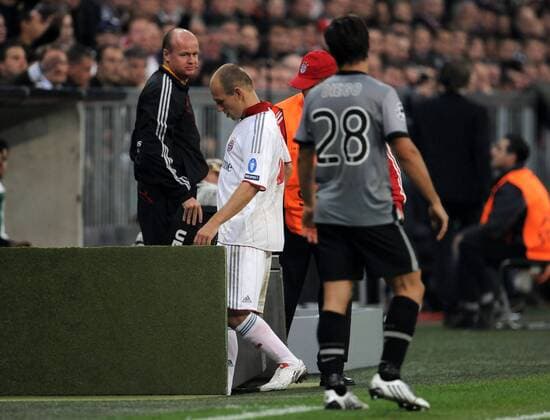 Arjen Robben (FC Bayern München, Mitte) verlässt das Spielfeld, rechts Diego (Juventus Turin) o0 Juve