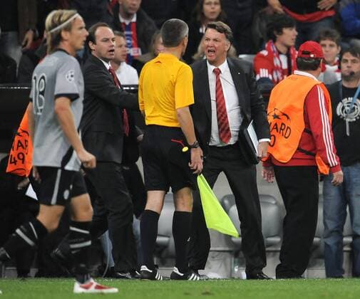 Trainer Louis van Gaal (FC Bayern München, R) geht nach dem Abpfiff auf den Schiedsrichterassistenten Peter Kirkup (England) los, links Sportdirektor Christian Nerlinger (Bayern München) o0 Funktionär