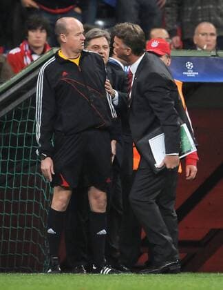 Trainer Louis van Gaal (FC Bayern München, R) geht nach dem Abpfiff auf den Vierten Offiziellen los