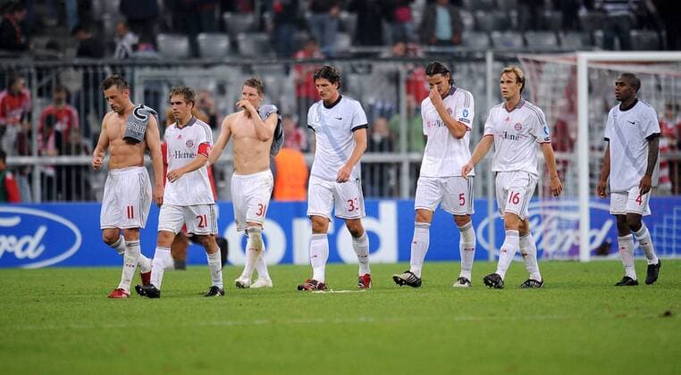 v.li.: Ivica Olic, Philipp Lahm, Bastian Schweinsteiger, Mario Gomez, Daniel van Buyten, Andreas Ottl und Edson Braafheid (FC Bayern München) - 