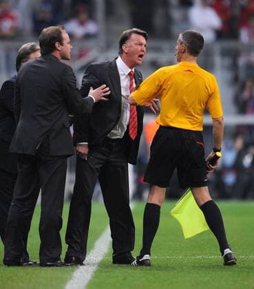 Trainer Louis van Gaal (M) beschwert sich bei Linienrichter Peter Kirkup (England), daneben Sportdirektor Christian Nerlinger -  o0 Funktionär