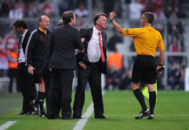 Trainer Louis van Gaal (M) beschwert sich bei Linienrichter Peter Kirkup (England), daneben Sportdirektor Christian Nerlinger -  o0 Funktionär, Wut