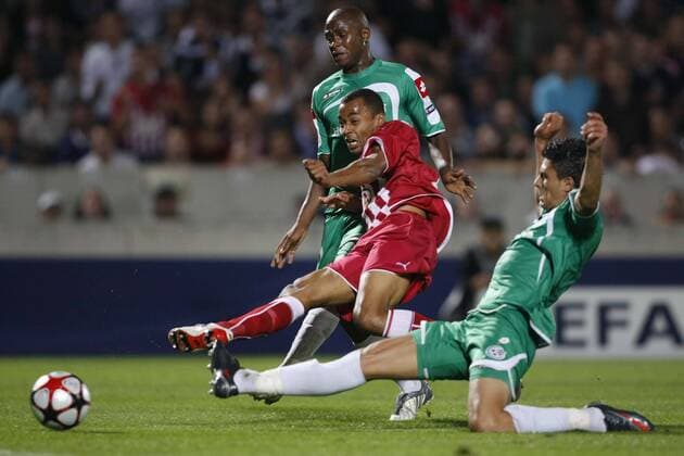 David Bellion (Bordeaux, Mitte) gegen Jorge Teixeira (re.) und Peter Masilela (beide Maccabi Haifa) panxNxLEGOUICxFEP 