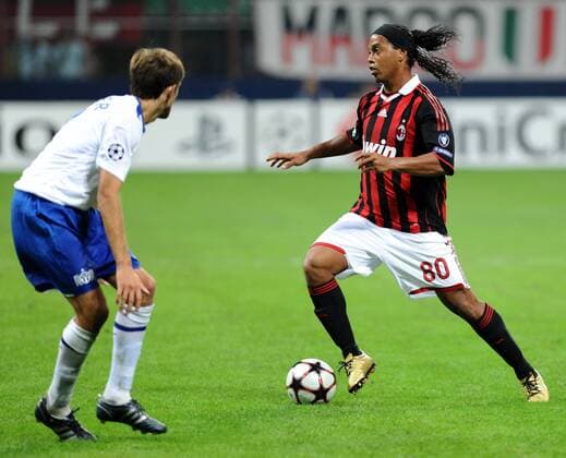 Silvan Aegerter (FC Zürich, li.), re. Ronaldinho (Ac Mailand) 30.09.2009  o0 AC Mailand - FC Zürich, Milan