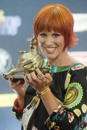 Preisträgerin Kati WILHELM (Deutschland) anlässlich der Verleihung der Goldenen Henne in Berlin o0 Porträt, Pokal, Trophäe, Preisträger