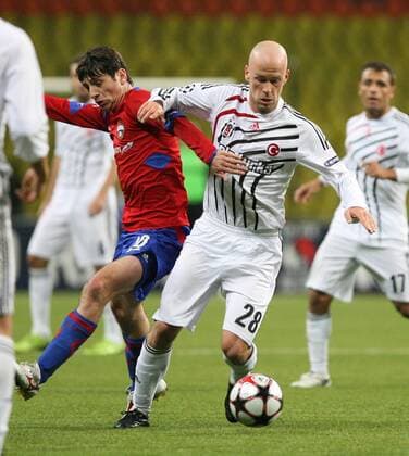 Alan Dzagoev (ZSKA Moskau, L) gegen Fabian Ernst (Besiktas Istanbul) - 