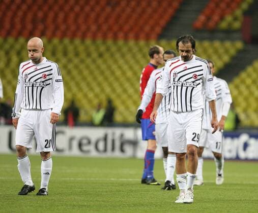 Fabian Ernst (L) and Yusuf Simsek (Besiktas Istanbul) -  o00 Enttäuschung