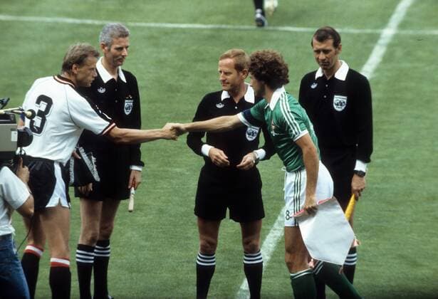 Erich Obermayer (Österreich, li.), Martin O Oneill (Nordirland, 2.v.re.) und FIFA Schiedsrichter Adolf Prokop (DDR, Mitte) - DEUTSCHSPRACHIGE SPORTZEITSCHRIFTEN UND -ZEITUNGEN NUR NACH RÜCKSPRACHE Fußball Länderspiel Herren WM 1982, Nationalteam, Nationaltrikot, Österreich - Nordirland 2:2 Gruppe Madrid