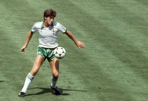 Norman Whiteside (Nordirland) - DEUTSCHSPRACHIGE SPORTZEITSCHRIFTEN UND -ZEITUNGEN NUR NACH RÜCKSPRACHE Fußball Länderspiel Herren WM 1982, Nationalteam, Nationaltrikot Einzelbild Madrid Dynamik,