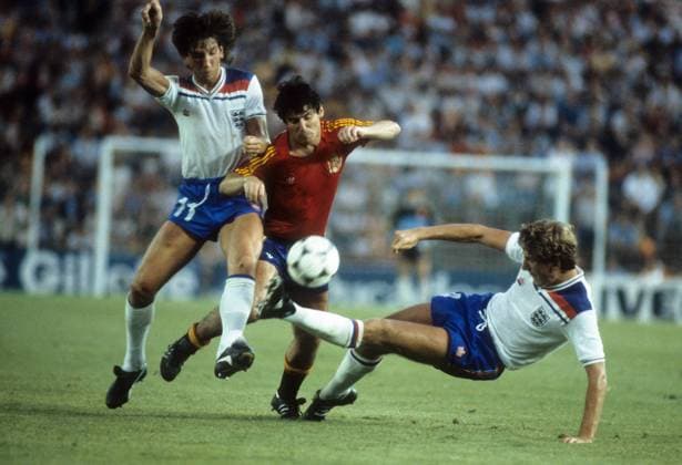 Paul Mariner (li.) und Terry Butcher (beide England) im Duell - DEUTSCHSPRACHIGE SPORTZEITSCHRIFTEN UND -ZEITUNGEN NUR NACH RÜCKSPRACHE Fußball Länderspiel Herren WM 1982, Nationalteam, Nationaltrikot, Spanien - England 0:0 Gruppe Madrid Dynamik,