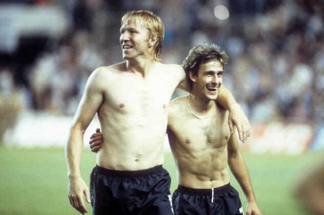 Horst Hrubesch (li.) und Pierre Littbarski (beide BR Deutschland) - Schlussjubel - DEUTSCHSPRACHIGE SPORTZEITSCHRIFTEN UND -ZEITUNGEN NUR NACH RÜCKSPRACHE Fußball Länderspiel Herren WM 1982, Halbfinale, Nationalteam, BRD Gruppe Madrid Freude,