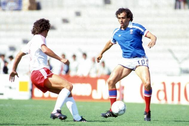 Michel Platini (Frankreich, re.) im Duell - DEUTSCHSPRACHIGE SPORTZEITSCHRIFTEN UND -ZEITUNGEN NUR NACH RÜCKSPRACHE Fußball Länderspiel Herren WM 1982 Spiel um Platz 3, Nationalteam, Nationaltrikot, Polen - Frankreich 3:2 Gruppe Alicante Dynamik,