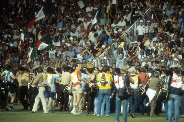Torwart Dino Zoff (Italien, o.) - Weltmeister 1982 - präsentiert den Pokal - DEUTSCHSPRACHIGE SPORTZEITSCHRIFTEN UND -ZEITUNGEN NUR NACH RÜCKSPRACHE Fußball Länderspiel Herren WM 1982 Finale, Nationalteam, Totale Madrid Freude,